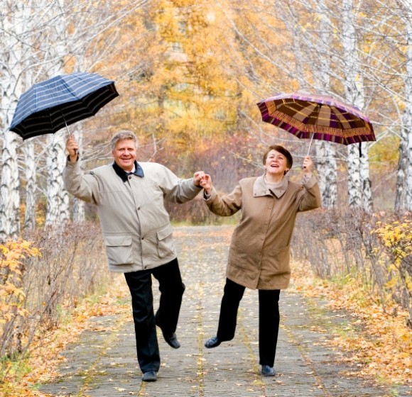 Пожилая пара под зонтом