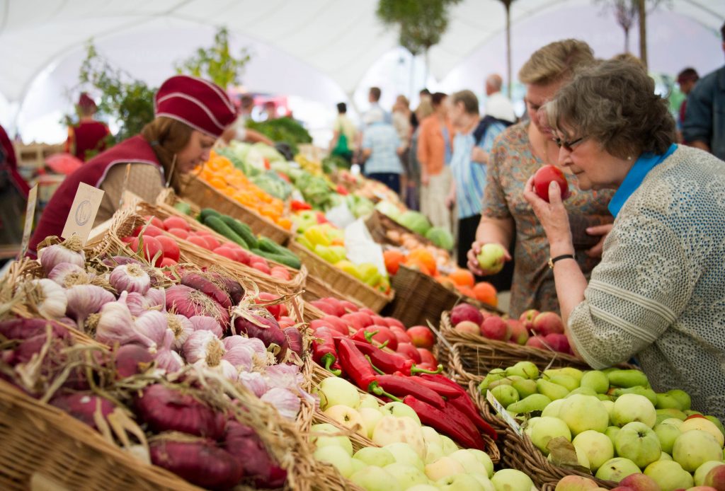 Покупатели и продавцы на овощном рынке