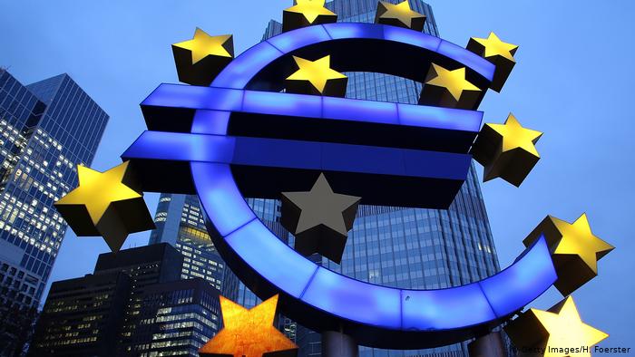 Символ Евро на фоне зданий